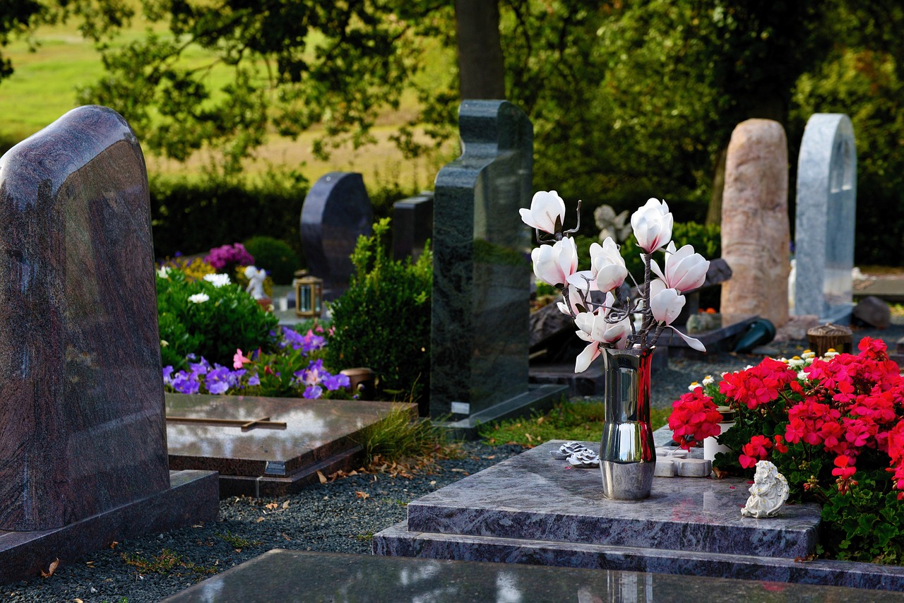 Tombes bien entretenues avec ornements floraux dans un cimetière — soins apportés aux sépultures par un professionnel